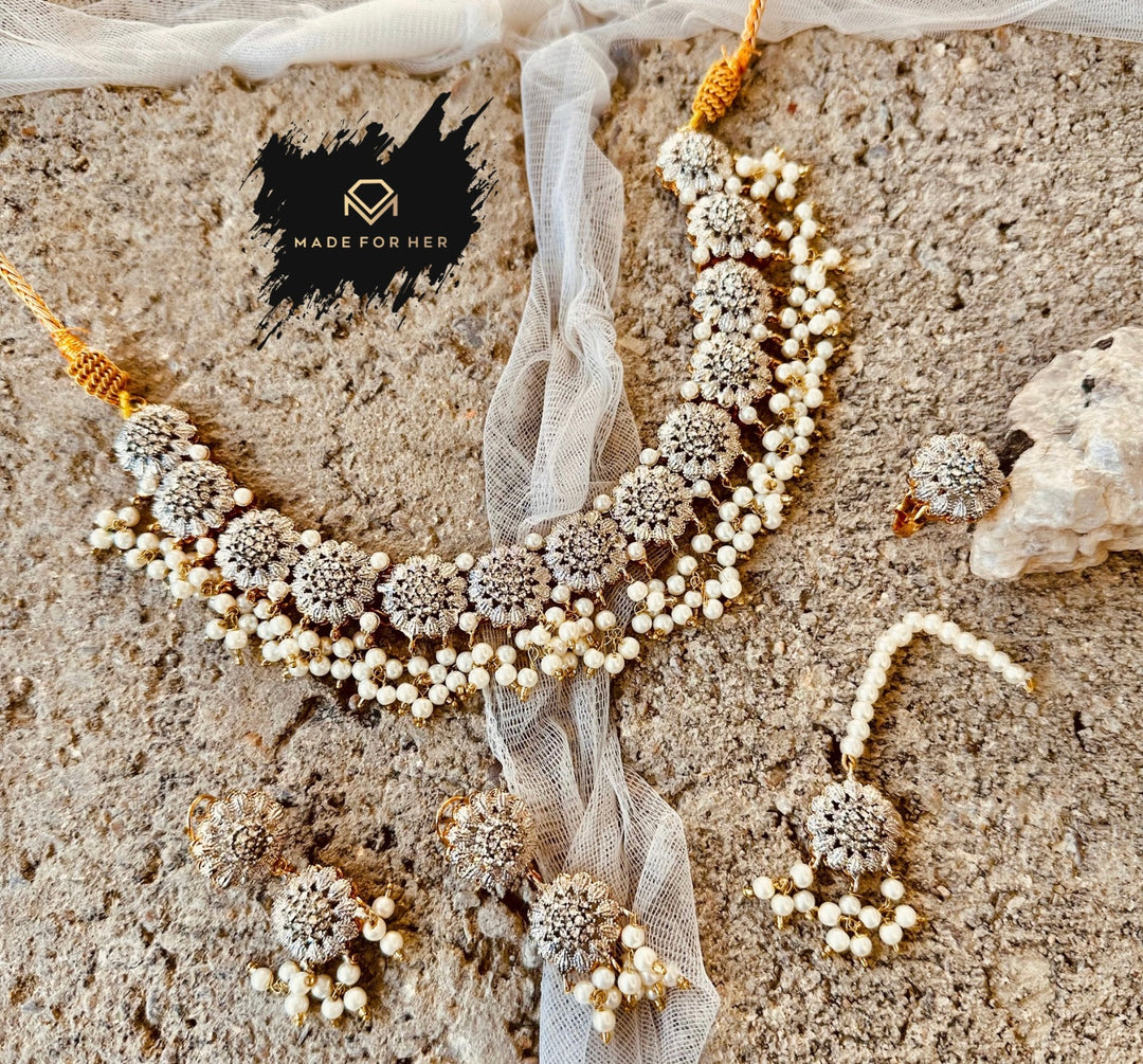 Graceful Aura Necklace Set - RAYN1008