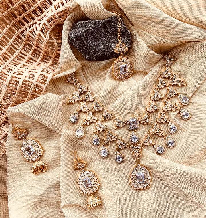 Iyla – Graceful Necklace Set
