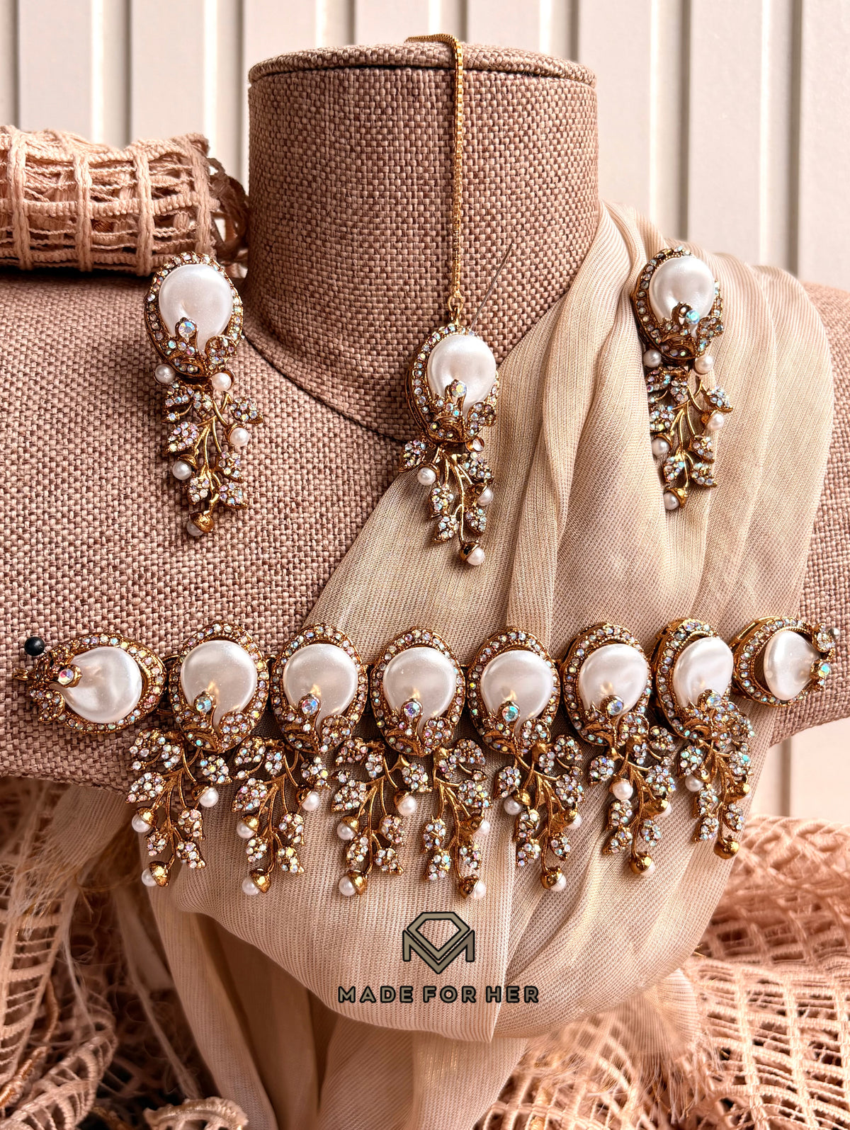 Elegant Statement Choker Set - KQK1010